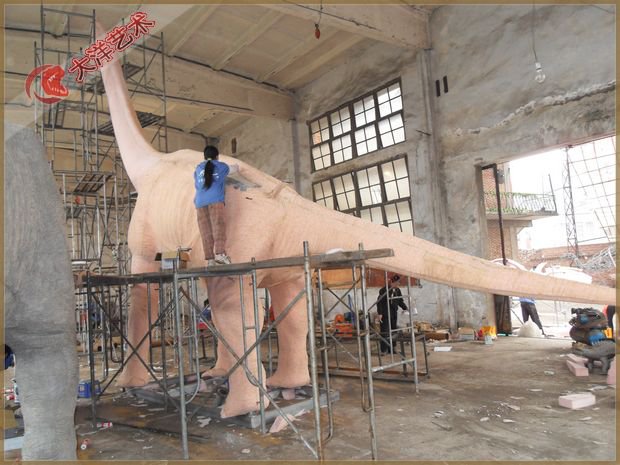 仿真恐龙造作现场-马门溪龙