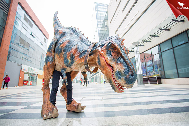 人穿恐龙衣服，人穿的恐龙服装