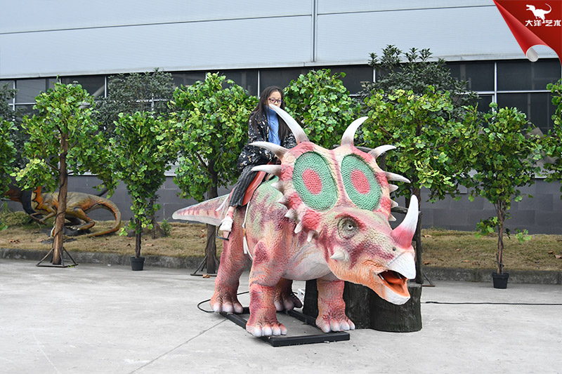 恐龙坐骑，游乐场乘骑恐龙