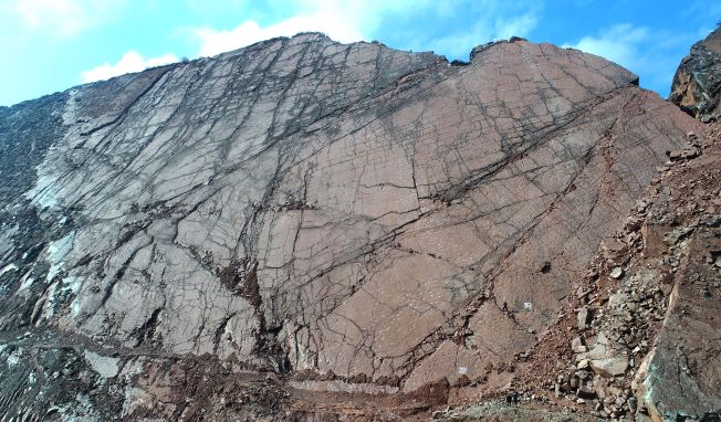 中国最大恐龙足迹点现身四川峭壁，逾9000平方米、至少933个足迹